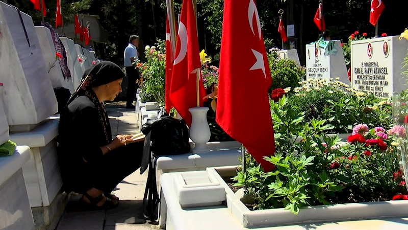 İstanbul - Edirnekapı Şehitliği’nde buruk bayram 