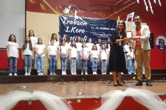 Rize Fatih Ortaokulu Korosu Trabzon 1.Koro Festivalinde Konser Verdi