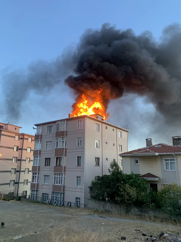 İstanbul-Kartal’da 5 katlı binanın çatısı alev alev yandı 