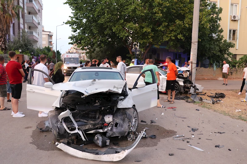 2 araç kafa kafaya çarpıştı, kazayı yara almadan atlatan çocuğuna sarıldı