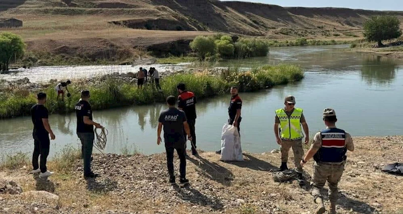 Su yükselince oluşan adacıkta mahsur kalan 5 kişi kurtarıldı