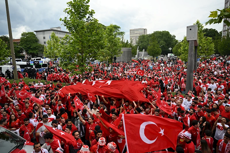 Türk taraftarlar, EURO 2024 coşkusunu yürüyüş etkinliğinde birlikte yaşadı