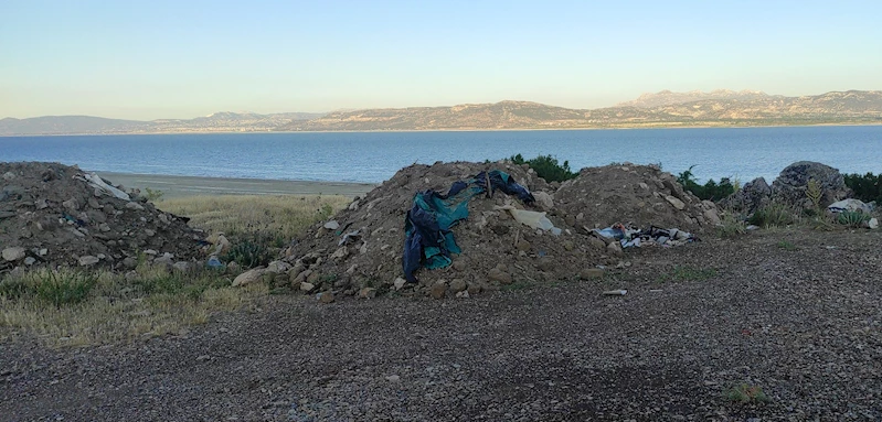 Burdur Gölü kenarına hafriyat ve atık döküldü