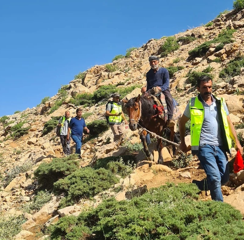 Gıdadan zehirlenen çoban, at sırtında 6 saatte ambulansa ulaştırıldı