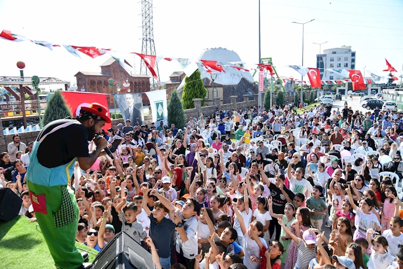 Osmaniye’de depremzede esnaf için kurulan konteyner çarşıda, tanıtım etkinliği 