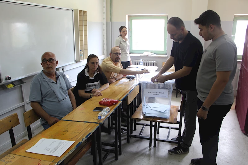 Sayılmayan oyların çöpe atıldığı mahallede muhtarlık seçimi yapılıyor; mevcut muhtar yine kazandı (2)