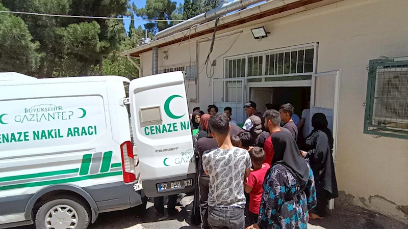 Minibüs, motosiklet ile kaldırımda yürüyenlere çarptı: 2 ölü, 6 yaralı