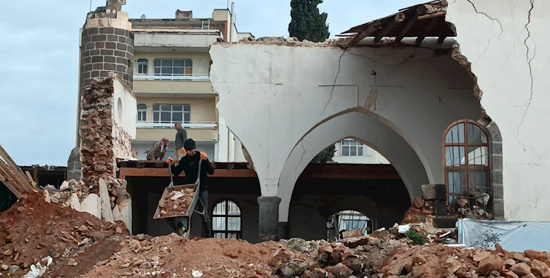 Depremde hasar gören tarihi cami restore ediliyor