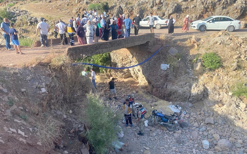 Köprüden düşen motosikletin sürücüsü öldü, eşi ağır yaralı 