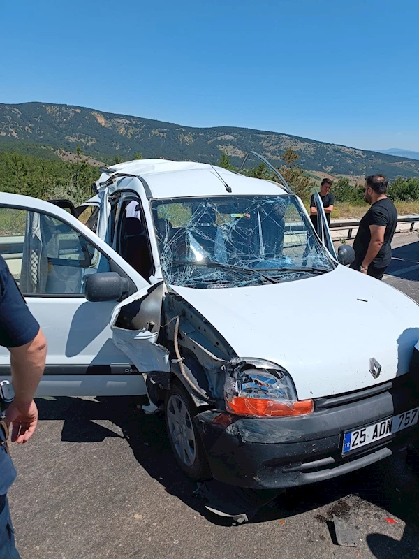 Kamyon, yol kenarında duran hafif ticari araca çarptı: 2’si çocuk, 6 yaralı