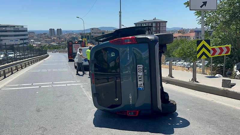 İstanbul- Pendik’te hafif ticari araç bariyere ok gibi saplandı