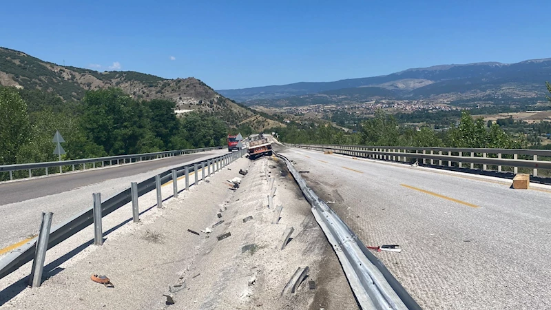 TIR dorsesindeki beton blok, otomobilin üzerine düştü; 1 ölü, 1 yaralı