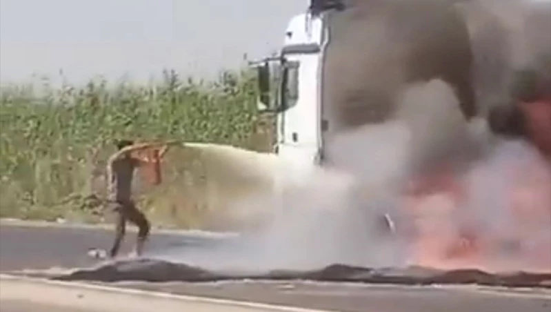 Saman yüklü TIR’da yangın tüpüyle müdahale sırasında patlama kamerada