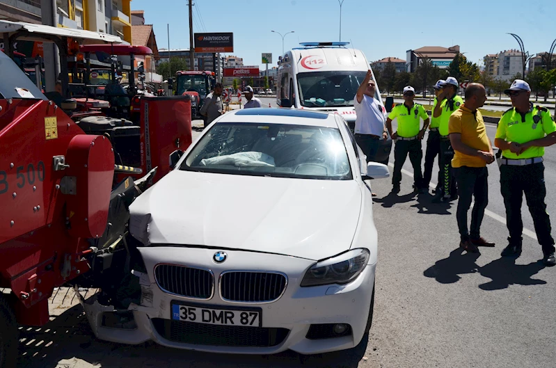 Otomobil traktör bayisine girdi; sürücü, ‘uykum vardı, mola vermeyince kaza yaptık’ dedi