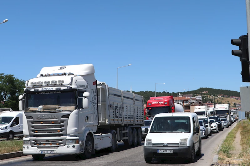 Samsun-Ankara kara yolu Havza geçişinde bayram dönüşü yoğunluğu