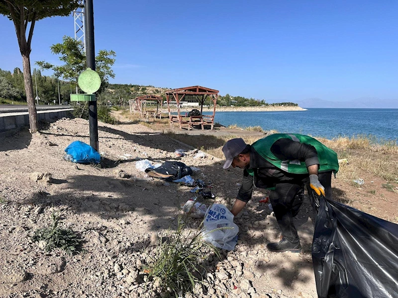 Van Gölü sahilinde  bayram tatili boyunca 2 bin 360 ton çöp ve harfiyat toplandı