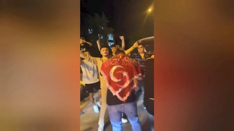 Asker uğurlama konvoyundakiler yolu kapatıp çiftetelli oynadı