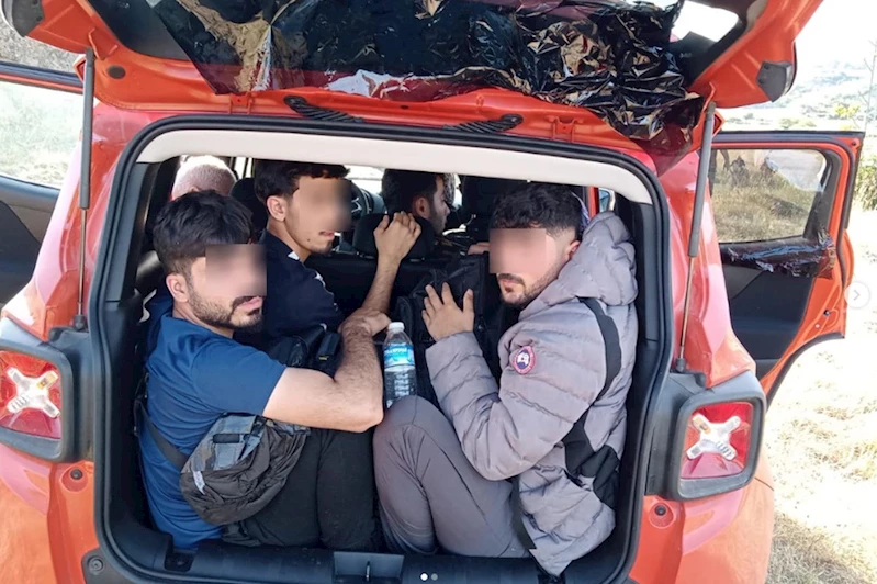 Polisten kaçan otomobilde 9 kaçak göçmen çıktı