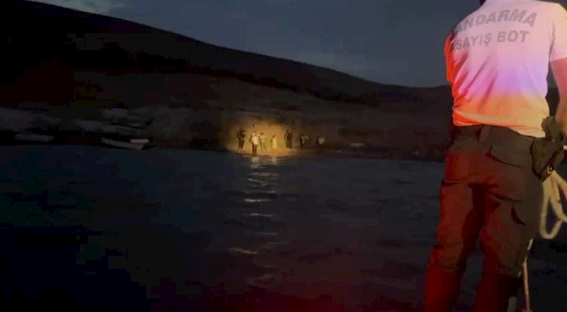 Tekneyle baraj görülünün karşısına geçen 9 kişi, kuvvetli rüzgar nedeniyle mahsur kaldı