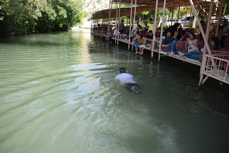 Antalya’dan ziyaret için geldiği Beyazsu Vadisi’ndeki akarsuya dalıp, dipteki çöpleri topladı