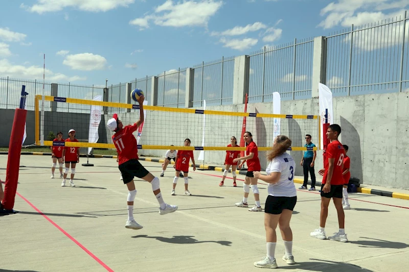 Türk, Yunan ve Alman öğrencilerden Türkiye-Yunanistan sınırında voleybol dostluk maçı