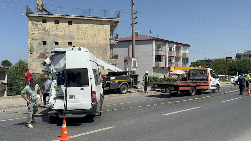 Kamyon, yolcu minibüsüne çarpıp, bahçeye devrildi; 11 yaralı