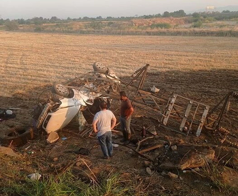 Tarlaya uçan otomobilin sürücüsü öldü