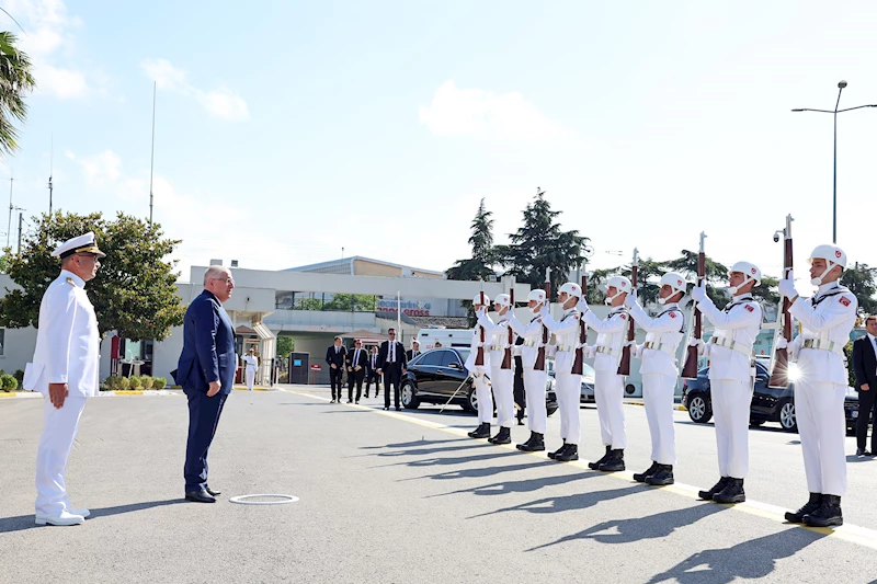 İstanbul- Milli Savunma Bakanı Yaşar Güler, İstanbul Tersanesi Komutanlığında denetlemelerde bulundu