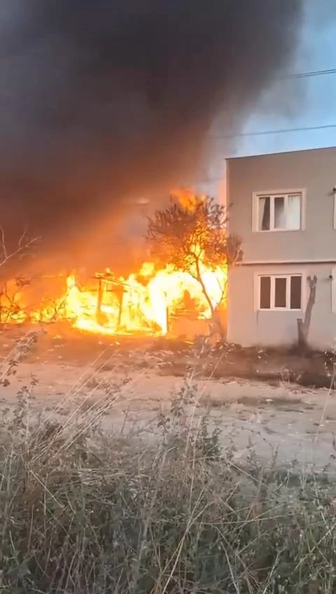 Barakada çıkan yangın iki eve sıçradı
