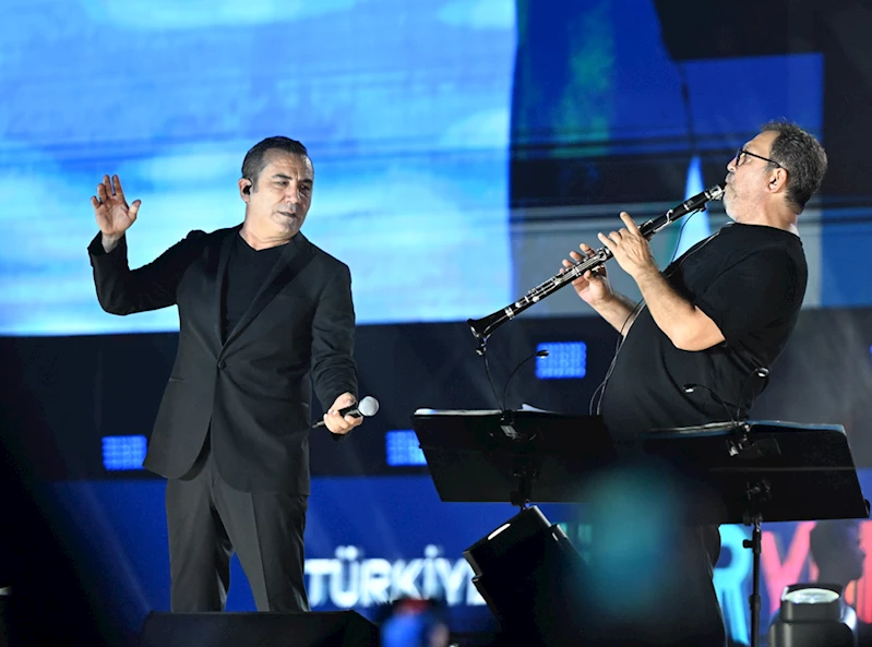 Şarkıcı Ferhat Göçer, Trabzon Kültür Yolu Festivali kapsamında konser verdi