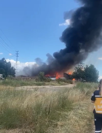 Tokat’ta ahır yangını; 500 büyükbaş tahliye edildi