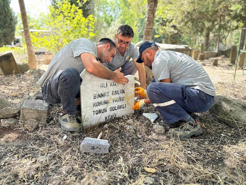 Adana’da mezar taşlarına saldırı (2)