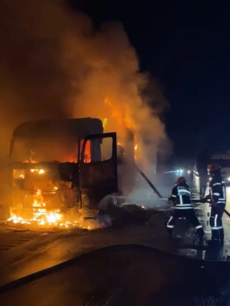 Otoyolda narenciye yüklü TIR yandı