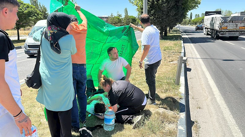 Otomobilin çarptığı yayayı güneşten korumak için çuvalla gölge yaptılar