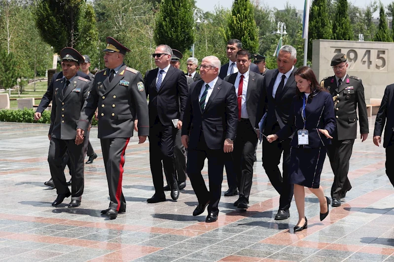 Bakan Güler, Taşkent Zafer Parkı’nı gezerek Metanet Marşı Anıtı’na çelenk bıraktı