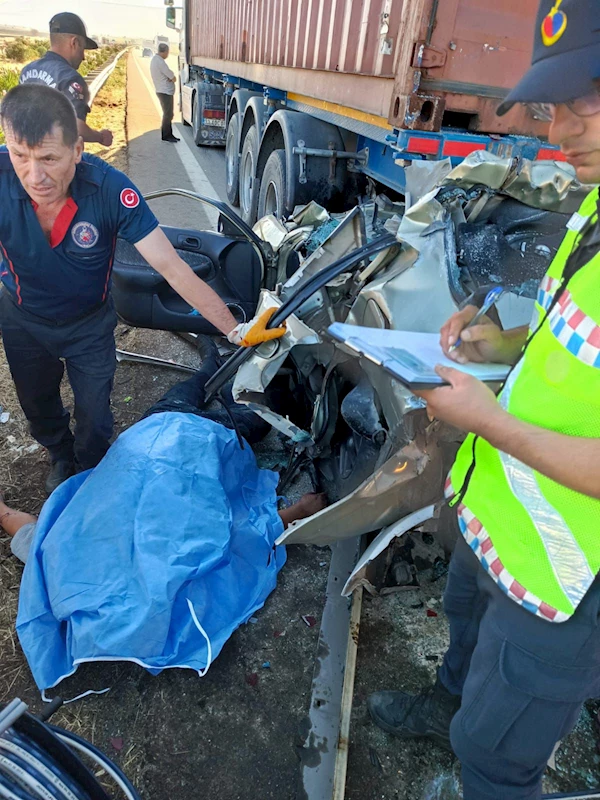 Otomobiller TIR’lar arasında kaldı: 3 ölü, 1 yaralı