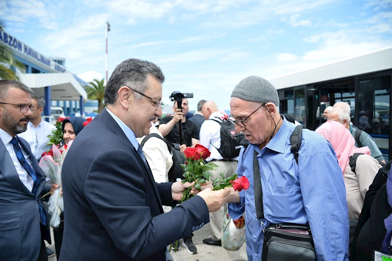 Başkan Genç’ten Hacılara çiçekli karşılama