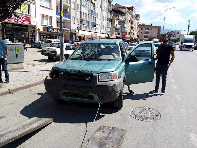 Yayaya çarpmamak için sürücüsünün şerit ihlali yaptığı cip, motosikletle çarpıştı: 2 yaralı