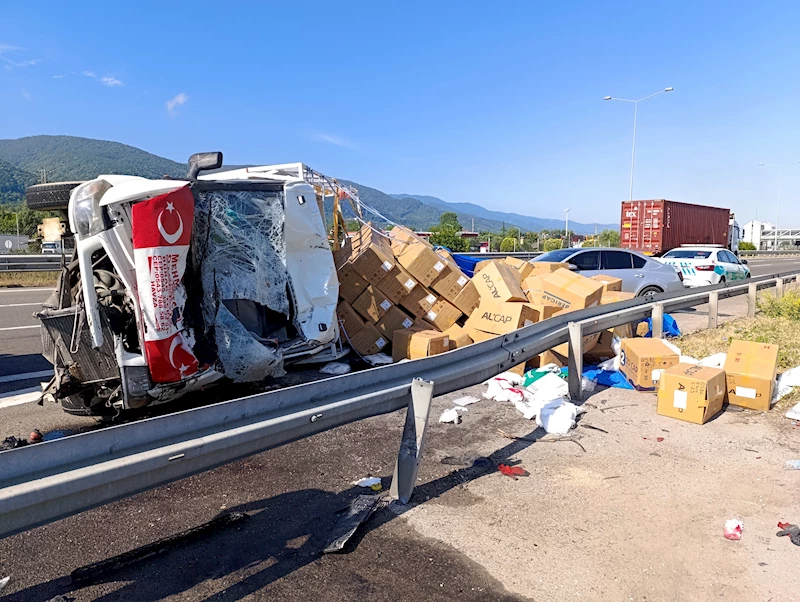 Emniyet şeridinde duran otomobile çarpan kamyonet devrildi; 2’si ağır, 4 yaralı