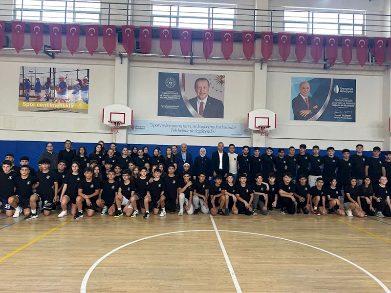 Ümraniye Belediye Başkanı İsmet Yıldırım’dan spor liselerine hazırlanan öğrencilere motivasyon ziyareti