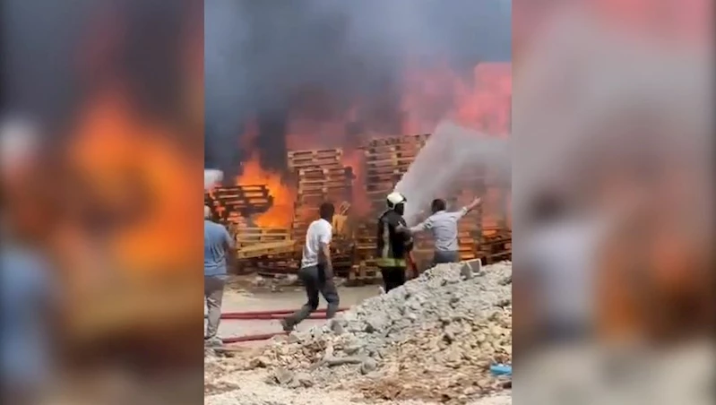 Şanlıurfa’da geri dönüşüm fabrikasındaki yangına TOMA’lı müdahale