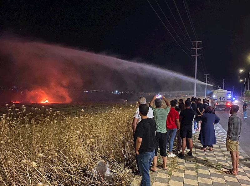 Diyarbakır’daki tarım arazisindeki yangına 9 TOMA destek verdi