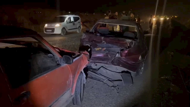 Osmaniye’de lastiği patlayan otomobil karşı şeride geçip başka bir otomobille çarpıştı: 5 yaralı