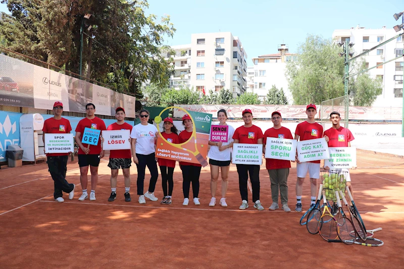 Milli sporcudan lösemiyi atlatan gençlere tenis eğitimi