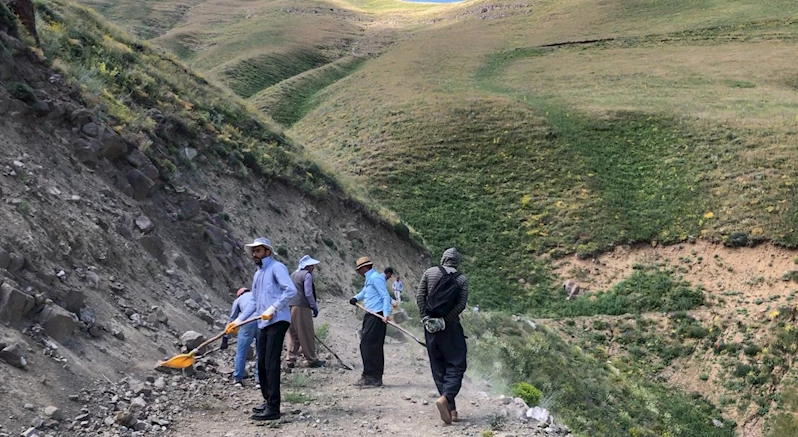 Yayla yoluna düşen kaya parçalarını küreklerle temizlediler