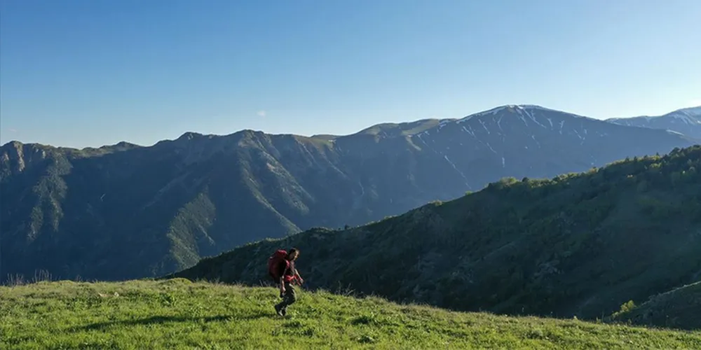 Erzurum-Rize sınırındaki zirveler doğaseverleri bekliyor