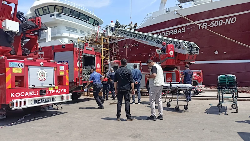 Tersanede gemi yangını; 4 mürettebat dumandan etkilendi