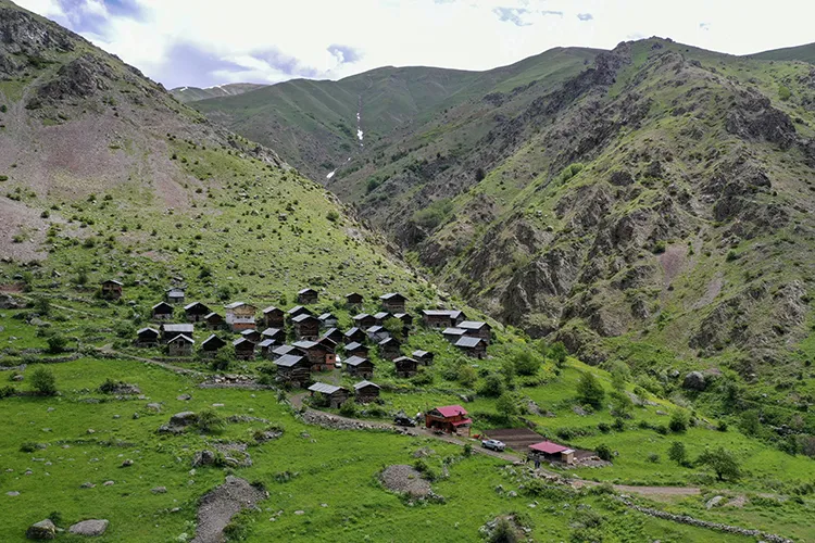 Erzurum-Rize sınırındaki zirveler doğaseverleri bekliyor