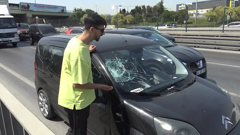 İstanbul - Avcılar D-100’de otomobilin önünü kesip sopayla camlarını kırdı 