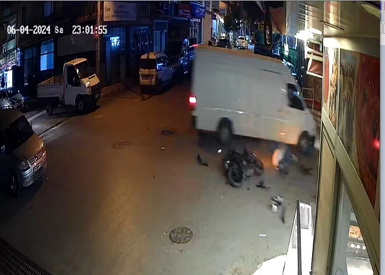 Minibüse çarpan motosikletin sürücüsü yaralandı; kaza anı kamerada 